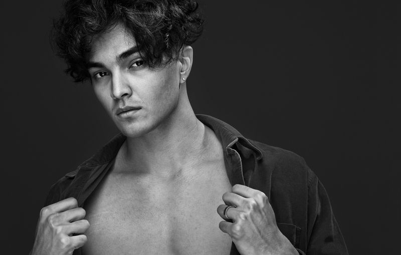 мужчина, портрет, образ, взгляд, стиль, сила, цепь, разрывать, нагрузка, восток, торс, мышцы, фигура, красивый, брюнет, студия, мода, одежда ***photo preview