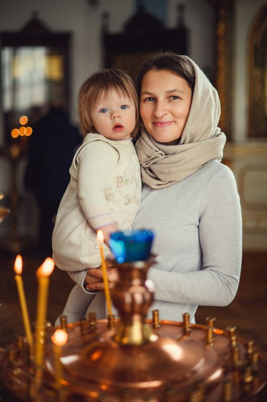 крещение, ребенок, храм, церковь, крещение ребенка, фотографии крещения Портрет с крестной мамойphoto preview