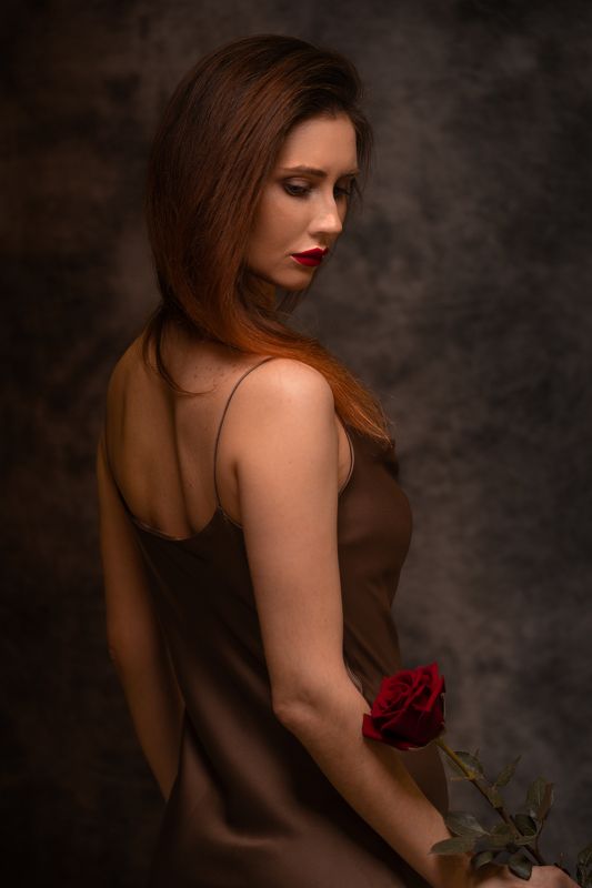 женский портрет Roses are redphoto preview