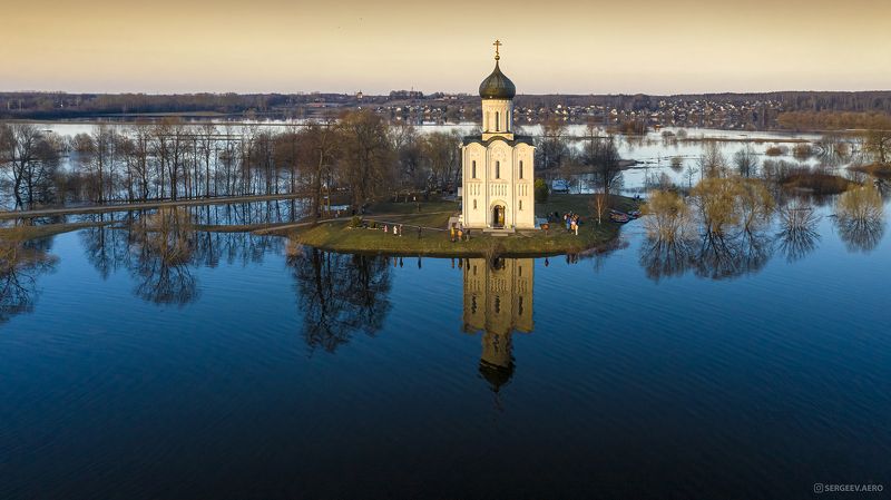 пейзаж, весна, Владимирская область, Покрова на Нерли, половодье, аэрофото, вид сверху, вечер, отражение, вода, церковь, храм, квадрокоптер, религия, водная гладь, река, дрон, Нерль, Россия, природа, свет Вечернее умиротворение. Покрова на Нерли фото превью