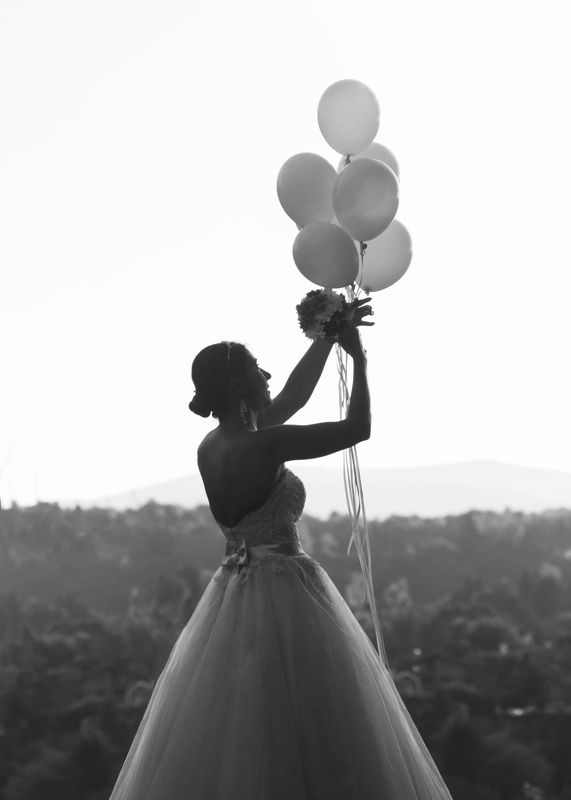 bride, woman, portrait, black and white, balloons, outside, невеста, шарики, портрет, черное и белое Вера - Faithphoto preview