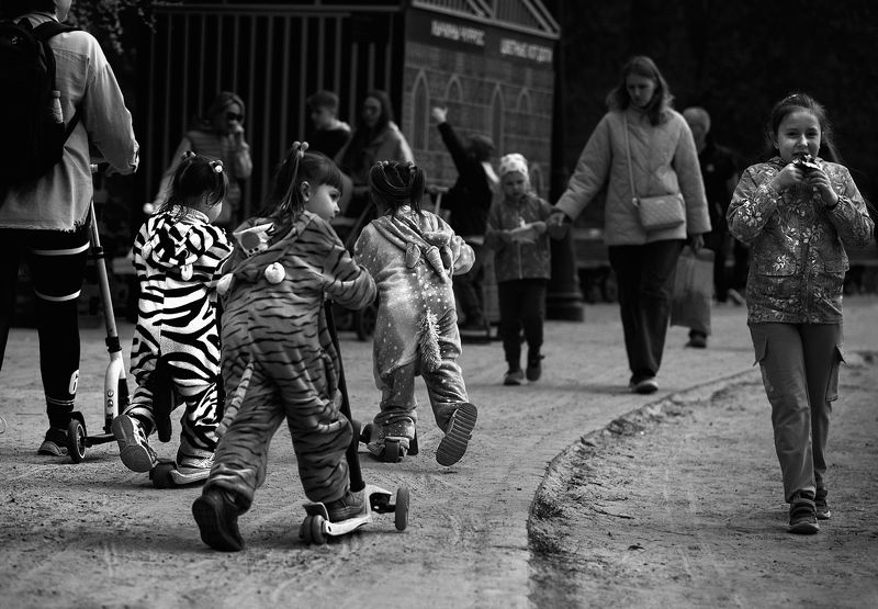 чб фото, дети, уличная фотография, весна, дети и самокаты, парк Дети и самокаты фото превью