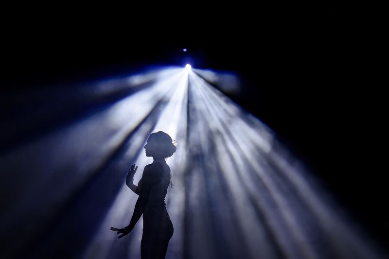 невеста, танец, свадебный репортаж, свет bride in lightphoto preview