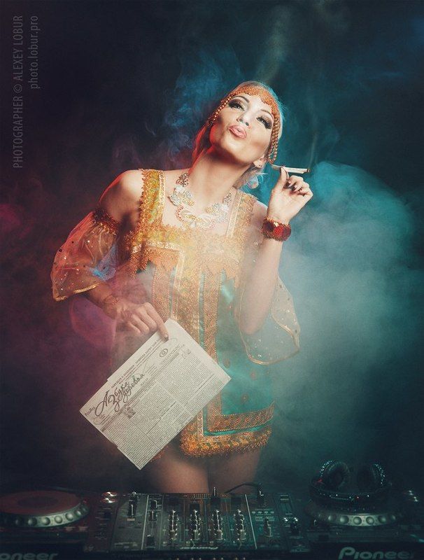 женщина, костюм, газета, сигарета, здоровье, диджей, лобур Рекламный плакатphoto preview