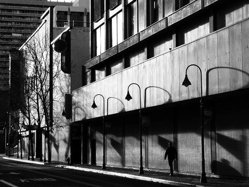 улица, тени, прохожий Немое киноphoto preview