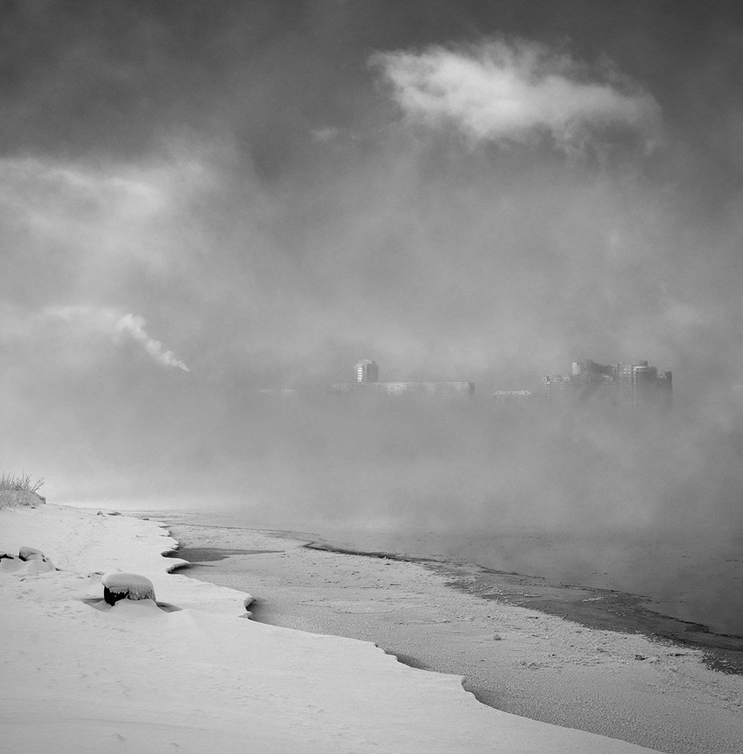 На реке туман. Автор: Дмитрий Антипов берег, город, енисей, зима, квадрат, красноярск, пар, пейзаж, плотный, плыть, река, сибирь, туман, чб, Дмитрий Антипов