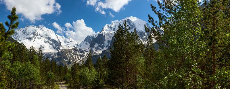 маленькая дорога в большом ущельеphoto preview