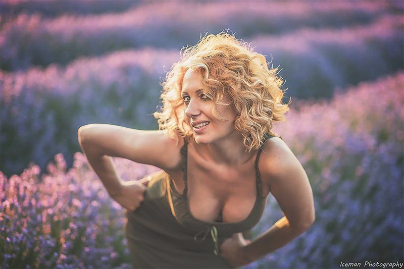 Девушка в лавандыphoto preview