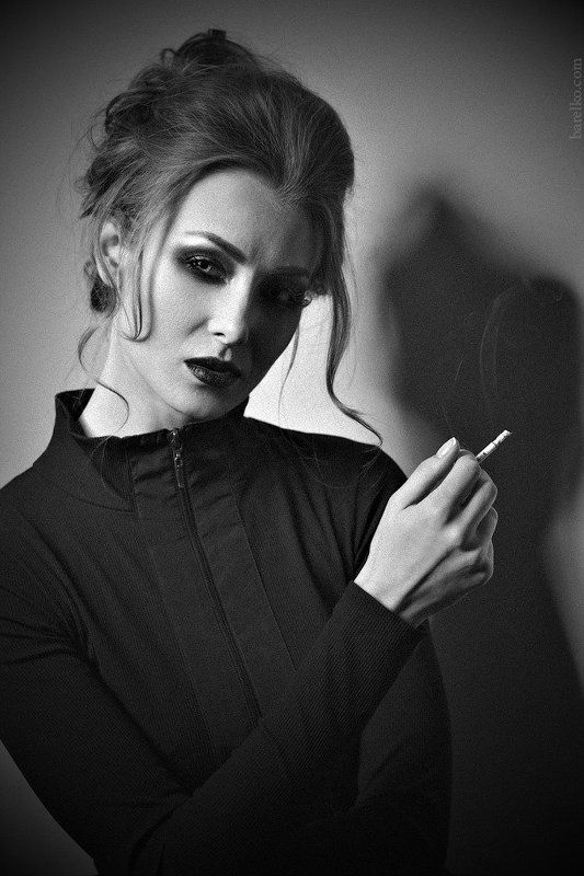 young, woman, portairt, bw, black and white, cigarette, smoke Juliaphoto preview
