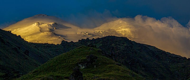 эльбрус, северное приэльбрусье В лучах восходящего Солнцаphoto preview