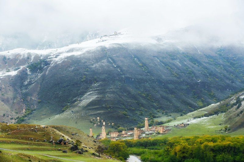 пейзаж, зима, горы, башни, снег Белое и зеленоеphoto preview