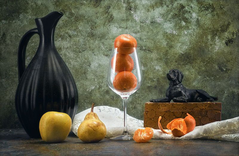 натюрморт,стекло,статуэтка,кувшин,фрукты,фон Простой натюрмортphoto preview