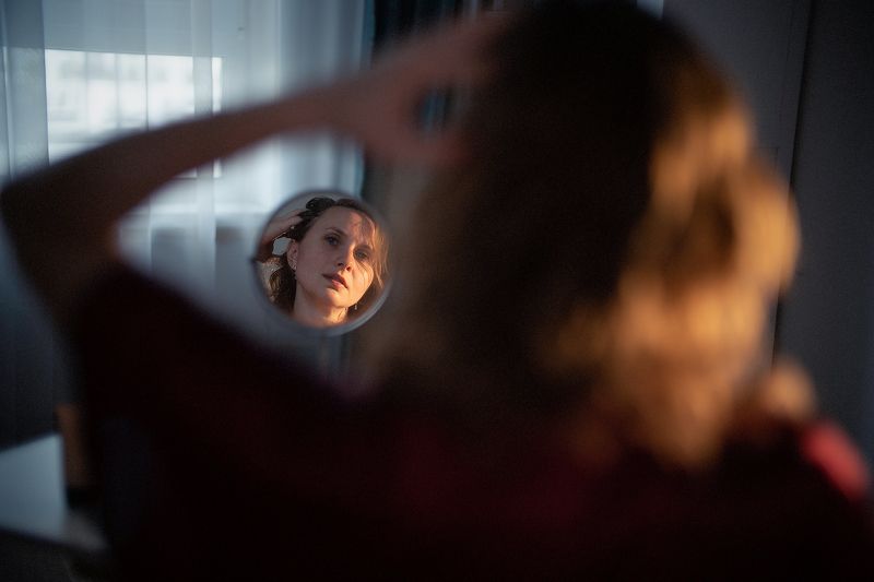 Портрет отражение утро девушка Утро одной девушкиphoto preview