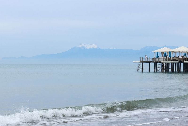 море, волна, гора, женщина, одиночество Одинокая волна, одинокая гора, одинокая женщина...photo preview