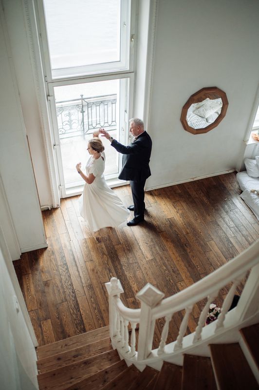 Съемка в студии, свадебная съемка, невеста, жених, танец photo preview