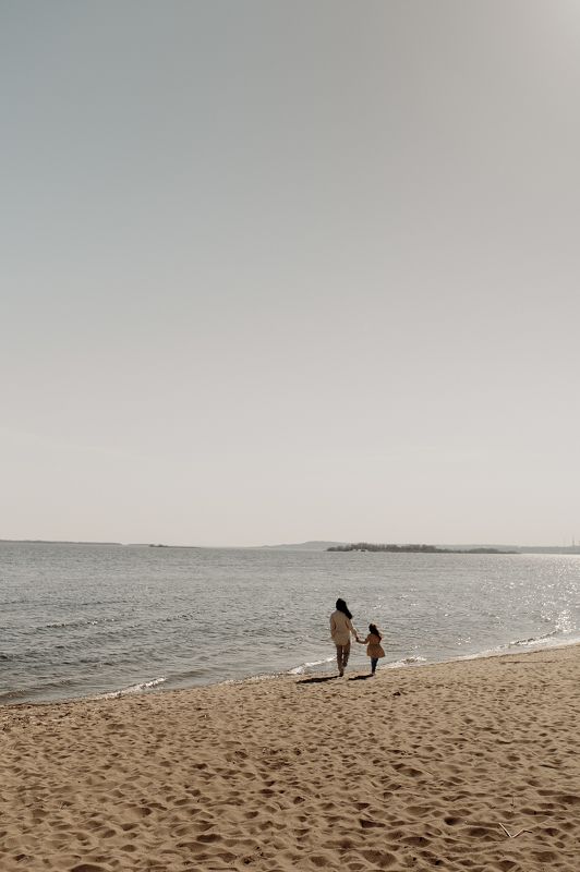 семья, life style, мама и дочка, живые фото, обьятия, пляж Маша и Миланаphoto preview