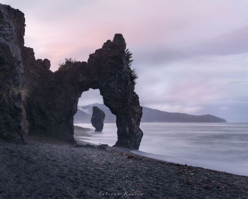 Закат в серо-розовых тонах. Сахалин .Мыс Птичийphoto preview