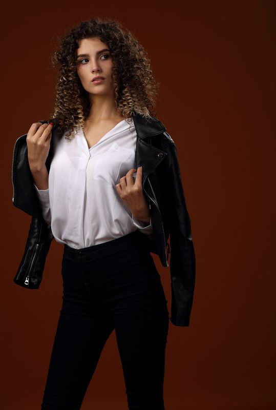 девушка, студия, модель, красивая. молодая, стройная, стиль, мода, одежда, фашин, взгляд, циклорама ***photo preview