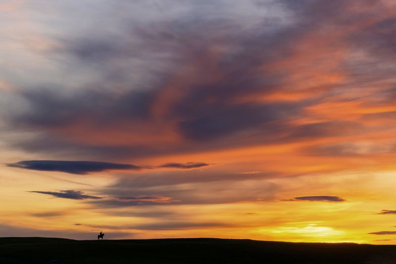 монголия, закат Монгольский всадник на фоне заката фото превью