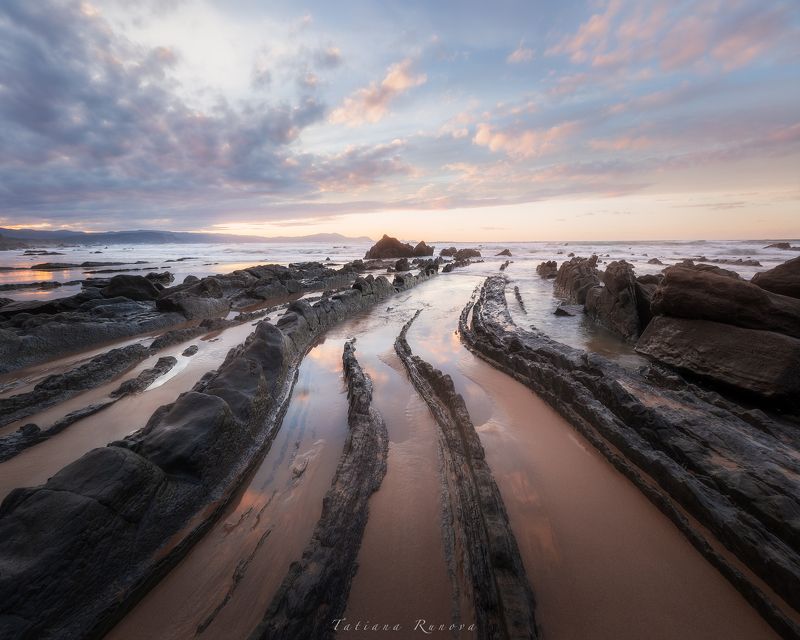 Каменные ящерицы. Закат на пляже Баррикаphoto preview