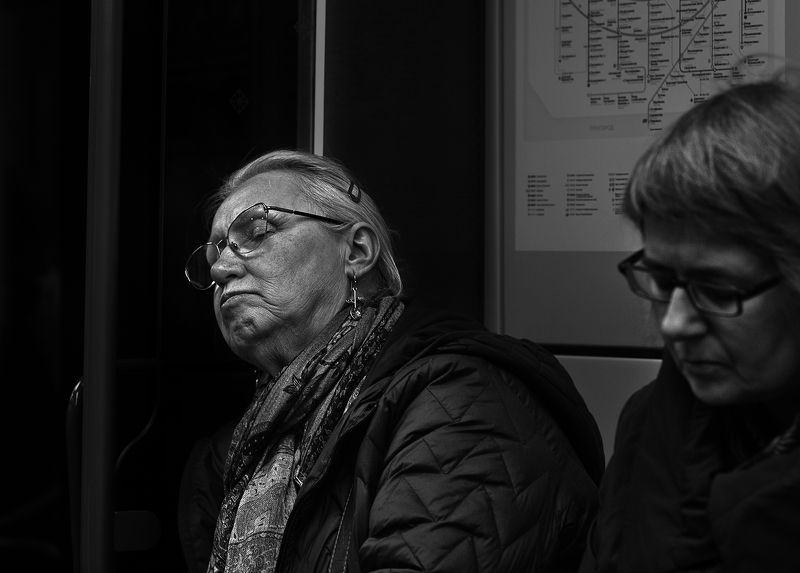 чб фото, метро, пассажиры, уличный мужской портрет В Метроphoto preview