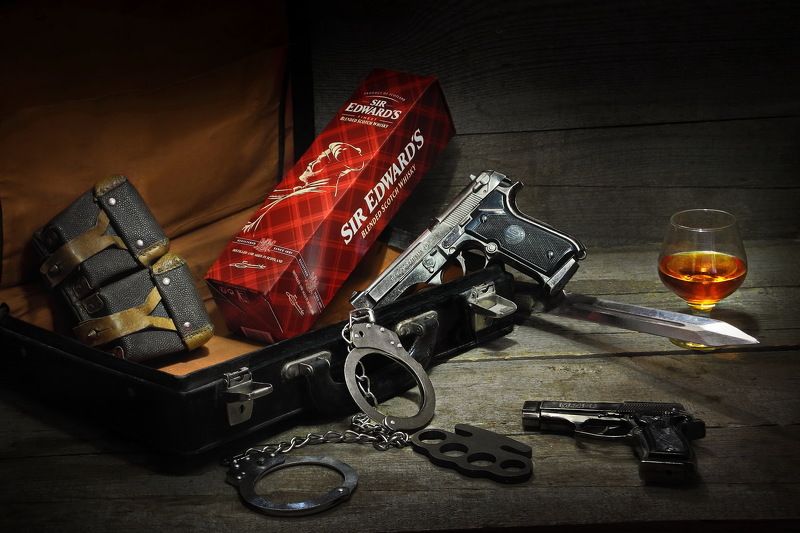 гангстер, виски, коньяк, бренди, пистолет, наручники, кастет, Гангстер и виски.photo preview