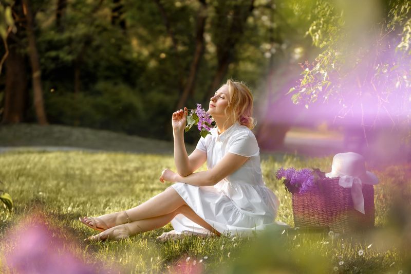 zhenskiy portret young girl with a bouquet of lilacs white dress blonde knitted gathered hair muted green female portrait Прогулка в сирениphoto preview