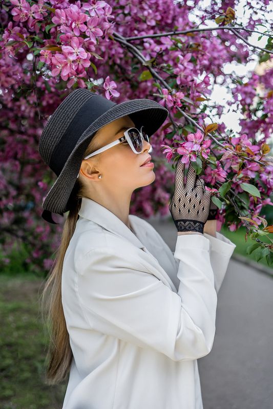 девушка, женский портрет, портрет, глаза, художественный портрет, розовый, яблоня, розовая яблоня, парк,портрет, весна,май,шляпа яблони в цветуphoto preview