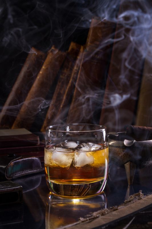 виски,.алкоголь, сигара, табак, лед, напиток, винтаж, ретро, студия, стиль, классика, библиотека, кабинет, книги, уют, атмосфера. удовольствие Виски, лёд и винтажphoto preview