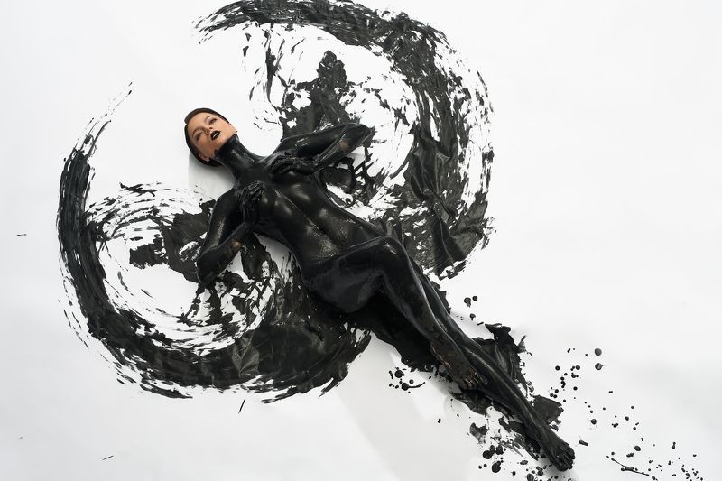 bare body crawl creative creepy dark demon devil erotic evil fear female figure frighten golden gothic horror imp nightmare nude posture provocative scary sexy spooky studio undress voluptuous woman art Naked woman with dark oil body art фото превью