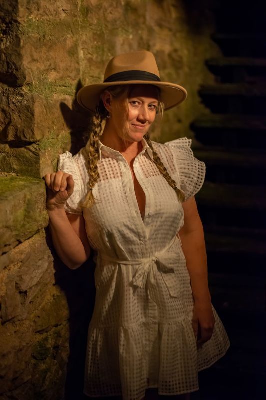 Girl in the Alleyphoto preview