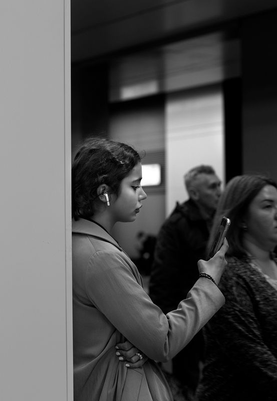 чб фото, уличное фото, метро, уличный женский портрет, пассажиры, девушка В Метроphoto preview