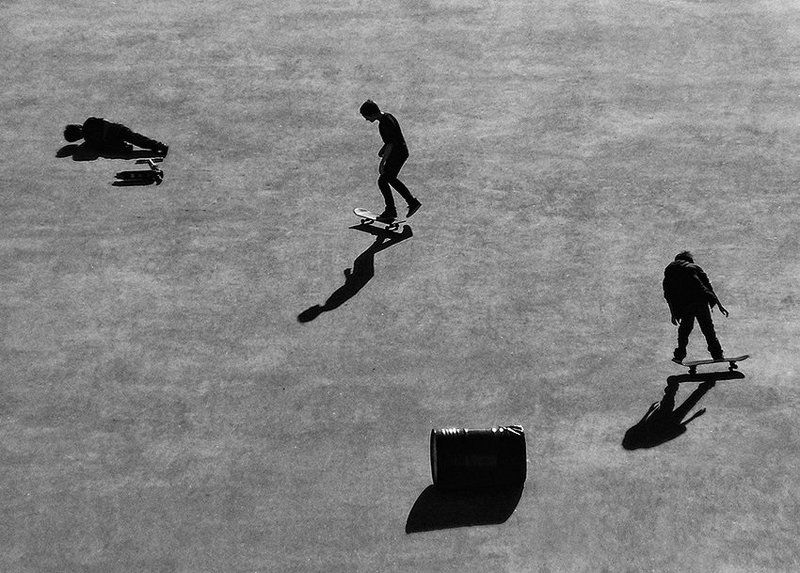 скейтбордисты, тени, площадь Триоphoto preview