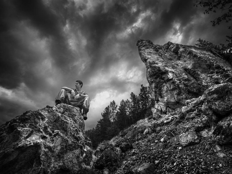 жанр, чб, чернобелое, горы, скалы, камни, демон, одинокий, гордый, высокий, большой, небо, драматизм Демон фото превью