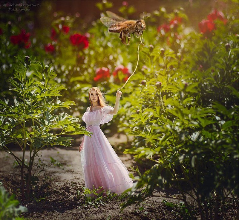 Девушка, Пчела, Цветы ...photo preview