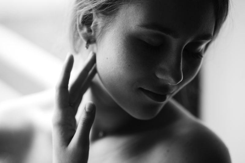 девушка портрет свет окно Нежностьphoto preview