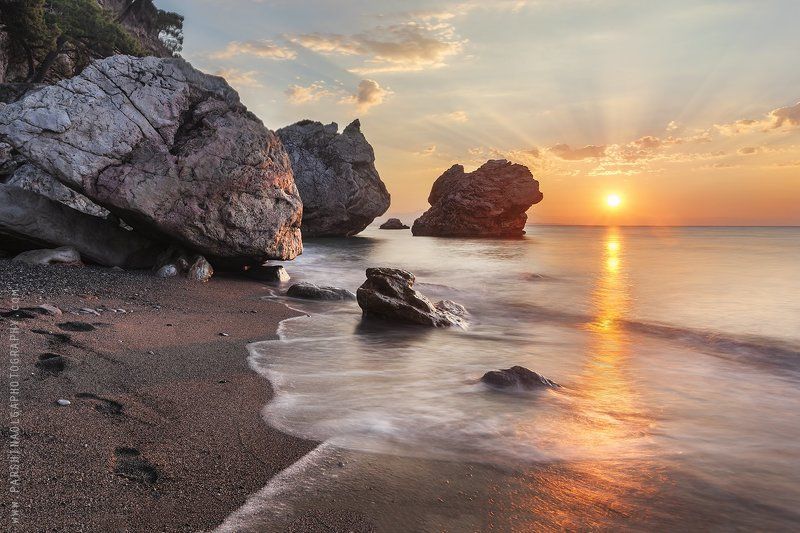 рассвет, восход, пляж, Турция, Анталия, небо, лучи, море, вода, природа, пейзаж, камни, волны, песок, sunrise, sunlight, first ray, Turkey, Antalia, wild beach, beach, sea, water, landscape, seascape, sun, nature Рассвет в Турцииphoto preview