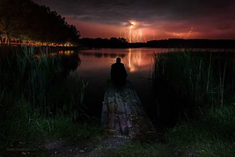 Берег, Вода, Вспышка, Гром, Действо, Кладка, Молния, Наблюдатель, Небо, Ночь, Озеро, Свет грома, Силует Наблюдательphoto preview