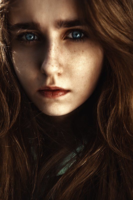 портрет, девушка, крупный портрет, темлые цвета, отрисовка, Dodge & Burning, свет, тень,  без названия  фото превью