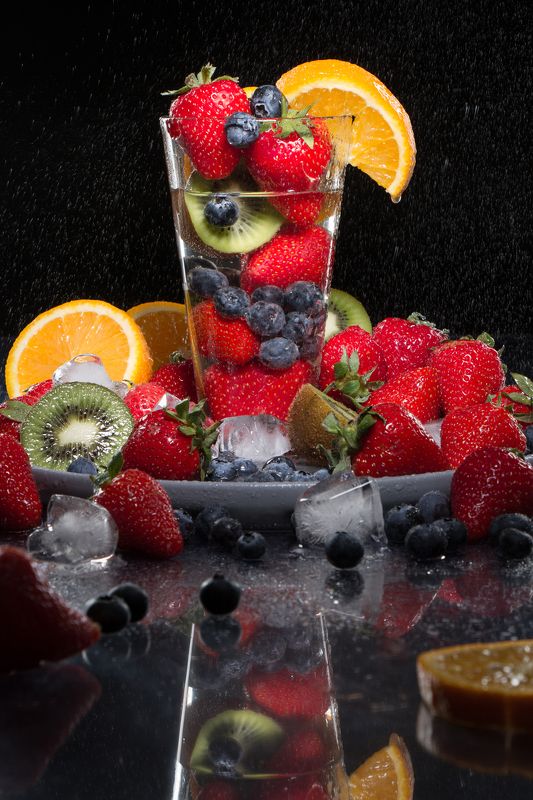 фрукты, ягоды, клубника, черника, апельсин, киви, натюрморт, вкусно, красочно, студия, стекло, лёд, капли, дождь, брызги, стиль, черный фон, отражение Клубника и лёдphoto preview