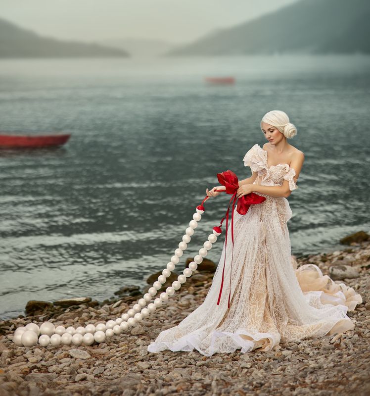 Жемчуг, бусы, девушка, море, кутюр, пышное платье, лодки Жемчужинаphoto preview