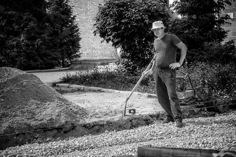 Женр, Жанровый портрет, Трудовые будни  #Жанр #Жанровый Портрет #Мужчина #Человек #Труд #Перерыв #Отдых #Гатарбайтер #Весна #Май #Утро #Город #Муром #Городские Будни #Майское утро Трудовые будни гатарбайтераphoto preview