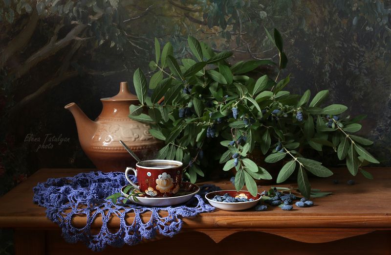 жимолость ягоды С жимолостьюphoto preview