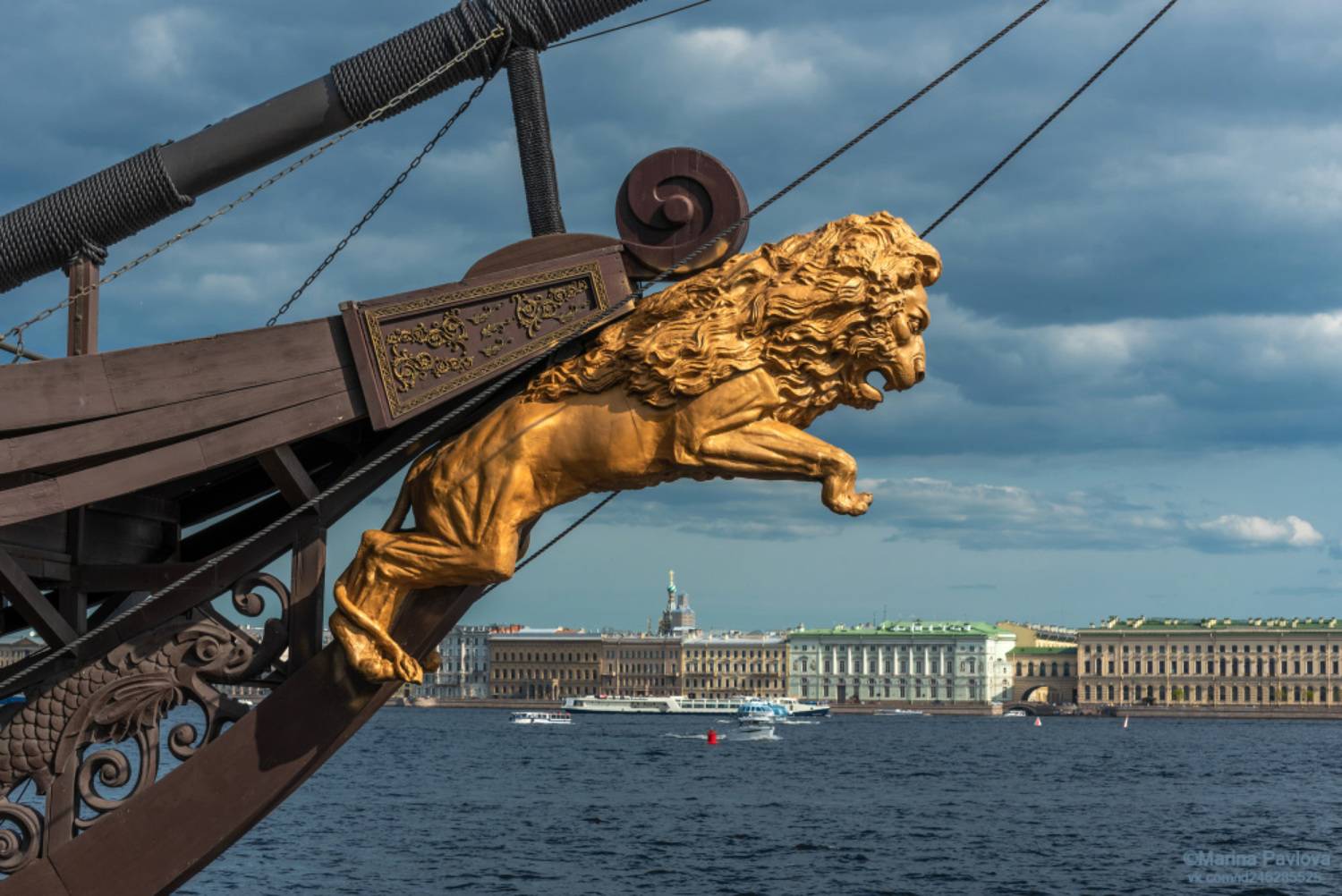 Вечерняя река Нева. Лев корабля-призрака.... Автор: Павлова Марина город, архитектура, санкт-петербург, городской пейзаж, вечерняя река нева, парусник \"летучий голландец\", лев-кариатида, мытнинская набережная, я, Павлова Марина