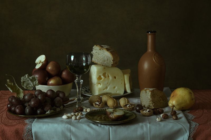 натюрморт, фрукты,вино,фужер,бутылка,яблоки,виноград,орехи,салфетка,стол,груша,хлеб,сыр Натюрмортphoto preview