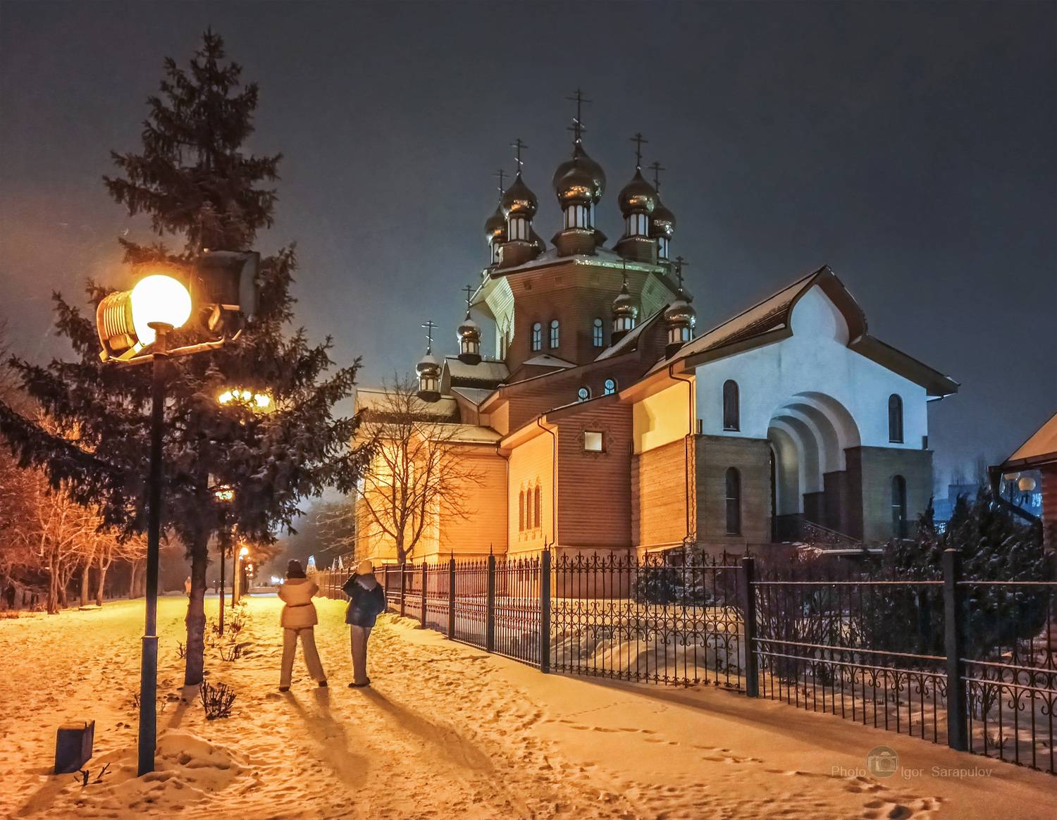 южный парк, церковь, храмовый комплекс, храм, тротуар, снято на телефон, россия, православный, ночная съёмка, мобильное фото, мобильная фотография, мобилография, деревянный храм, деревянная церковь, городской пейзаж, городской парк, белгород, архитектура,, Сарапулов Игорь
