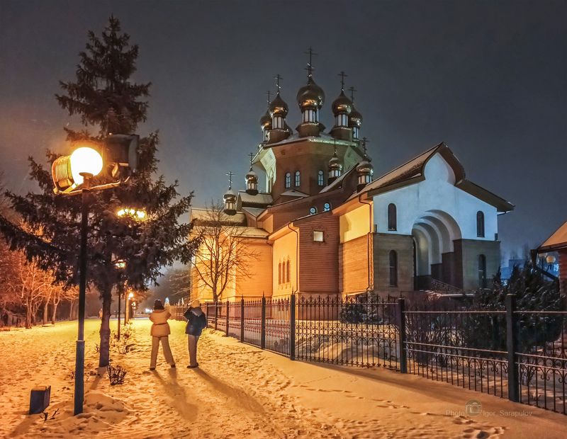 южный парк, церковь, храмовый комплекс, храм, тротуар, снято на телефон, россия, православный, ночная съёмка, мобильное фото, мобильная фотография, мобилография, деревянный храм, деревянная церковь, городской пейзаж, городской парк, белгород, архитектура, Храм святых мучениц Веры, Надежды, Любови и матери их Софии фото превью