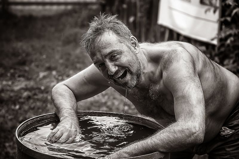 жанр, жанровый портрет, человек, мужчина, жара, бочка , вода, капли Жараphoto preview
