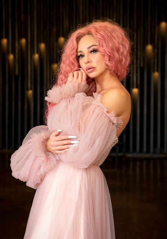 женский  портрет, студийная фотосессия, концептуальное фото Малинаphoto preview