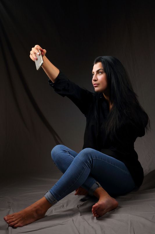 девушка, модель, фотосъемка, сессия, фото, студия, молодая. красивая, телефон, стиль, брюнетка, взгляд, позировать Пауза в фотосъемки...photo preview